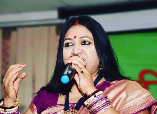 लॉक डाउन में लोक कलाकारों को मिले विशेष पैकेजः नीतू नवगीत लॉक डाउन में लोक कलाकारों को विशेष पैकेज देने की मांग लोक गायिका नीतू कुमारी नवगीत ने सरकार से की है। लॉक डाउन के कारण लोक कलाकार संकट में हैं।