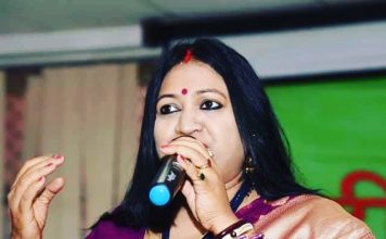 लॉक डाउन में लोक कलाकारों को मिले विशेष पैकेजः नीतू नवगीत लॉक डाउन में लोक कलाकारों को विशेष पैकेज देने की मांग लोक गायिका नीतू कुमारी नवगीत ने सरकार से की है। लॉक डाउन के कारण लोक कलाकार संकट में हैं।