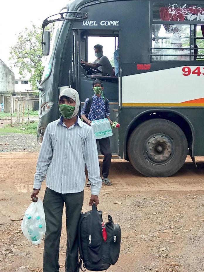 गांव छोड़ब नहीं, जंगल छोड़ब नहीं, मायं माटी छोड़ब नहीं...कोरोना डायरी की आठवीं कड़ी में हम उस संकल्प की बात करेंगे, जिसका मूल स्वर यही होता है।