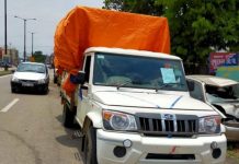 लाक डाउन के बावजूद पिकअप वैन में जा रहे 25 पकड़े गये लाक डाउन के बावजूद पिकअप वैन में जा रहे 25 लोगों को पुलिस ने पकड़ा है। पकड़े गये लोगों में 23 यात्री व 2 ड्राइवर-खलासी बताये जाते हैं।