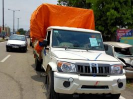 लाक डाउन के बावजूद पिकअप वैन में जा रहे 25 पकड़े गये लाक डाउन के बावजूद पिकअप वैन में जा रहे 25 लोगों को पुलिस ने पकड़ा है। पकड़े गये लोगों में 23 यात्री व 2 ड्राइवर-खलासी बताये जाते हैं।