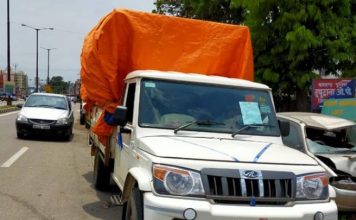 लाक डाउन के बावजूद पिकअप वैन में जा रहे 25 पकड़े गये लाक डाउन के बावजूद पिकअप वैन में जा रहे 25 लोगों को पुलिस ने पकड़ा है। पकड़े गये लोगों में 23 यात्री व 2 ड्राइवर-खलासी बताये जाते हैं।