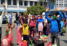 नागपुर से श्रमिक स्पेशल ट्रेन से झारखंड पहुंचे प्रवासी मजदूर नागपुर से श्रमिक स्पेशल ट्रेन से प्रवासी मजदूरों का जत्था आज झारखंड पहुंचा। नागपुर से चली ट्रेन सुबह 9:40 बजे हटिया पहुंची। स्क्रीनिंग के बाद उन्हें भेजा गया।