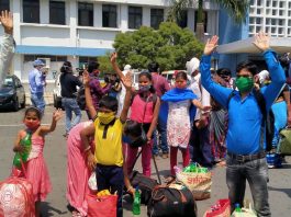 नागपुर से श्रमिक स्पेशल ट्रेन से झारखंड पहुंचे प्रवासी मजदूर नागपुर से श्रमिक स्पेशल ट्रेन से प्रवासी मजदूरों का जत्था आज झारखंड पहुंचा। नागपुर से चली ट्रेन सुबह 9:40 बजे हटिया पहुंची। स्क्रीनिंग के बाद उन्हें भेजा गया।