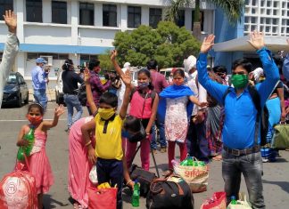 नागपुर से श्रमिक स्पेशल ट्रेन से झारखंड पहुंचे प्रवासी मजदूर नागपुर से श्रमिक स्पेशल ट्रेन से प्रवासी मजदूरों का जत्था आज झारखंड पहुंचा। नागपुर से चली ट्रेन सुबह 9:40 बजे हटिया पहुंची। स्क्रीनिंग के बाद उन्हें भेजा गया।