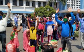 नागपुर से श्रमिक स्पेशल ट्रेन से झारखंड पहुंचे प्रवासी मजदूर नागपुर से श्रमिक स्पेशल ट्रेन से प्रवासी मजदूरों का जत्था आज झारखंड पहुंचा। नागपुर से चली ट्रेन सुबह 9:40 बजे हटिया पहुंची। स्क्रीनिंग के बाद उन्हें भेजा गया।