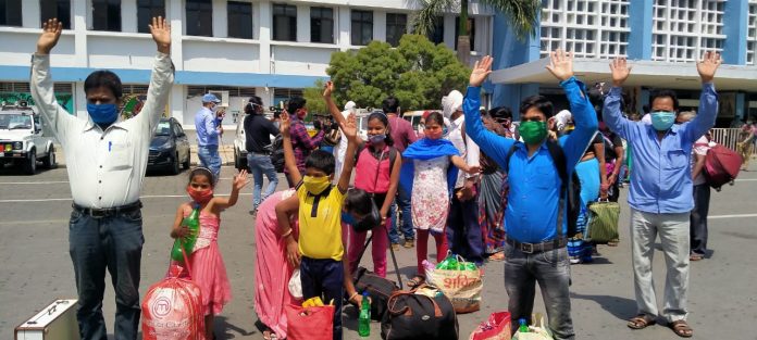 prawasi नागपुर से श्रमिक स्पेशल ट्रेन से प्रवासी मजदूरों का जत्था आज झारखंड पहुंचा। नागपुर से चली ट्रेन सुबह 9:40 बजे हटिया पहुंची। स्क्रीनिंग के बाद उन्हें भेजा गया।