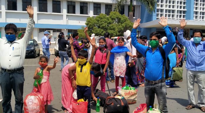 नागपुर से श्रमिक स्पेशल ट्रेन से झारखंड पहुंचे प्रवासी मजदूर नागपुर से श्रमिक स्पेशल ट्रेन से प्रवासी मजदूरों का जत्था आज झारखंड पहुंचा। नागपुर से चली ट्रेन सुबह 9:40 बजे हटिया पहुंची। स्क्रीनिंग के बाद उन्हें भेजा गया।