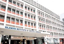 कोरोना की रिपोर्ट आने से पहले ही अस्पताल से भाग निकली मरीज कोरोना की रिपोर्ट आने से पहले ही भाग निकली कोरोना की संदिग्ध मरीज। रांची स्थित रिम्स की यह घटना है। रिम्स से जिस प्रकार कोरोना संक्रमण की संदिग्ध महिला चुपके से भाग निकली, यह मामूली बात नहीं।