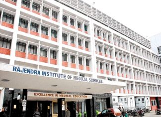 कोरोना की रिपोर्ट आने से पहले ही अस्पताल से भाग निकली मरीज कोरोना की रिपोर्ट आने से पहले ही भाग निकली कोरोना की संदिग्ध मरीज। रांची स्थित रिम्स की यह घटना है। रिम्स से जिस प्रकार कोरोना संक्रमण की संदिग्ध महिला चुपके से भाग निकली, यह मामूली बात नहीं।