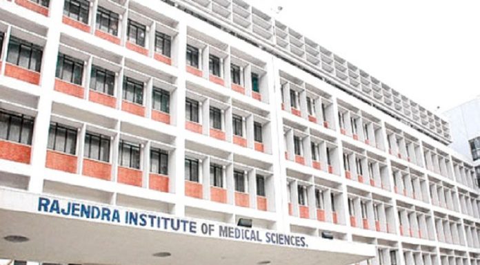 कोरोना की रिपोर्ट आने से पहले ही अस्पताल से भाग निकली मरीज कोरोना की रिपोर्ट आने से पहले ही भाग निकली कोरोना की संदिग्ध मरीज। रांची स्थित रिम्स की यह घटना है। रिम्स से जिस प्रकार कोरोना संक्रमण की संदिग्ध महिला चुपके से भाग निकली, यह मामूली बात नहीं।