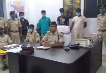 होम गार्ड का जवान ही निकला लुटेरा गिरोह का सरगना, जेल गया होम गार्ड का जवान ही निकला लुटेरा गिरोह का सरगना। गिरफ्तार अभियुक्त राहुल कुमार को शिवहर थाने में ही प्रतिनियुक्ति मिली हुई है।