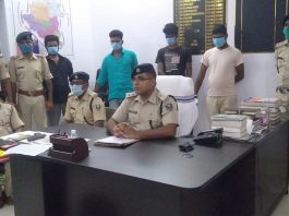 होम गार्ड का जवान ही निकला लुटेरा गिरोह का सरगना, जेल गया होम गार्ड का जवान ही निकला लुटेरा गिरोह का सरगना। गिरफ्तार अभियुक्त राहुल कुमार को शिवहर थाने में ही प्रतिनियुक्ति मिली हुई है।