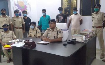 होम गार्ड का जवान ही निकला लुटेरा गिरोह का सरगना, जेल गया होम गार्ड का जवान ही निकला लुटेरा गिरोह का सरगना। गिरफ्तार अभियुक्त राहुल कुमार को शिवहर थाने में ही प्रतिनियुक्ति मिली हुई है।