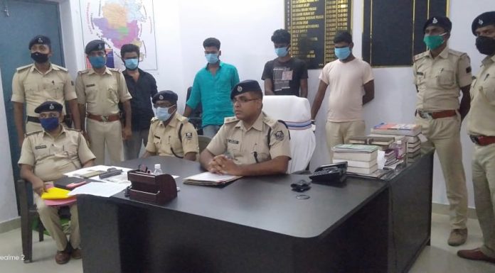 होम गार्ड का जवान ही निकला लुटेरा गिरोह का सरगना, जेल गया होम गार्ड का जवान ही निकला लुटेरा गिरोह का सरगना। गिरफ्तार अभियुक्त राहुल कुमार को शिवहर थाने में ही प्रतिनियुक्ति मिली हुई है।