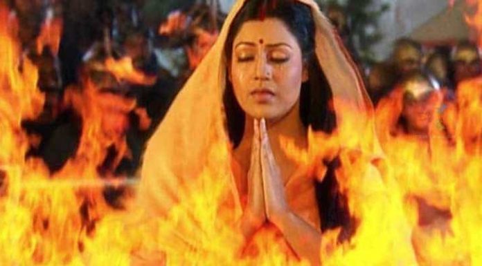 सीता ने पृथ्वी से अपने को अपनी गोद में ले लेने की जब प्रार्थना की दूरदर्शन पर चल रहे हिंदी धारावाहिक 'उत्तर रामायण' की कल रात अंतिम कड़ी देखकर मन अत्यंत भावुक हो गया। अपनी पवित्रता की सफ़ाई देने की जगह सीता ने पृथ्वी से अपने को अपनी गोद में ले लेने की प्रार्थना की, मन हिल गया।