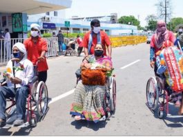 वेल्लोर से हटिया पहुंची स्पेशल ट्रेन, 1200 से ज्यादा यात्री आये वेल्लोर से हटिया पहुंची स्पेशल ट्रेन में 1200 से ज्यादा यात्री लौट आये। इन यात्रियों में ज्यादातर मरीज थे, जो इलाज के लिए गये थे। श्रमिक भी आये थे।