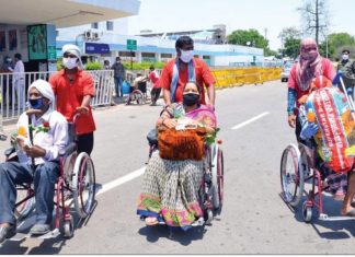 वेल्लोर से हटिया पहुंची स्पेशल ट्रेन, 1200 से ज्यादा यात्री आये वेल्लोर से हटिया पहुंची स्पेशल ट्रेन में 1200 से ज्यादा यात्री लौट आये। इन यात्रियों में ज्यादातर मरीज थे, जो इलाज के लिए गये थे। श्रमिक भी आये थे।