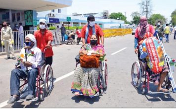 वेल्लोर से हटिया पहुंची स्पेशल ट्रेन, 1200 से ज्यादा यात्री आये वेल्लोर से हटिया पहुंची स्पेशल ट्रेन में 1200 से ज्यादा यात्री लौट आये। इन यात्रियों में ज्यादातर मरीज थे, जो इलाज के लिए गये थे। श्रमिक भी आये थे।