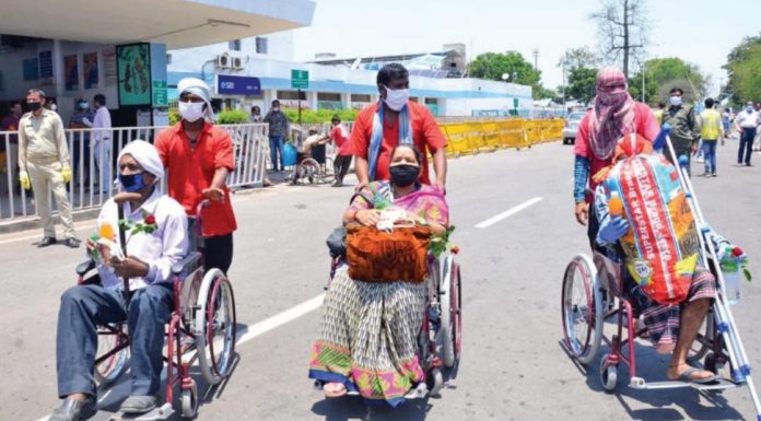 वेल्लोर से हटिया पहुंची स्पेशल ट्रेन, 1200 से ज्यादा यात्री आये वेल्लोर से हटिया पहुंची स्पेशल ट्रेन में 1200 से ज्यादा यात्री लौट आये। इन यात्रियों में ज्यादातर मरीज थे, जो इलाज के लिए गये थे। श्रमिक भी आये थे।