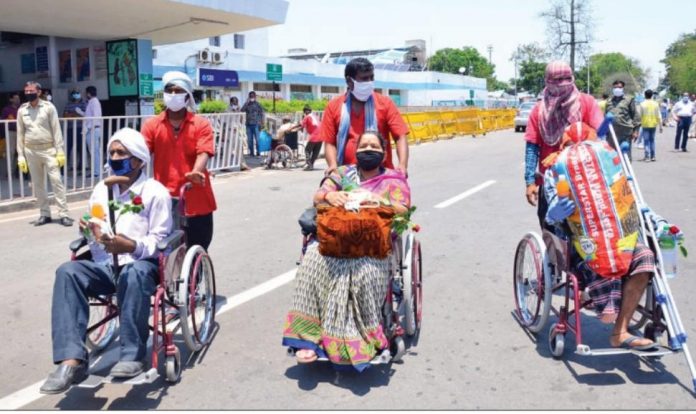 वेल्लोर से हटिया पहुंची स्पेशल ट्रेन में 1200 से ज्यादा यात्री लौट आये। इन यात्रियों में ज्यादातर मरीज थे, जो इलाज के लिए गये थे। श्रमिक भी आये थे।