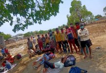 तेलंगाना और छत्तीसगढ़ के बॉर्डर पर फंसे हैं झारखंड के 30 मजदूर तेलंगाना और छत्तीसगढ़ के बॉर्डर पर तीन दिनों से झारखंड के 30 मजदूर फंसे हैं। सभी गढ़वा जिले के बताये जाते हैं। इनके सामने भुखमरी की स्थिति है।