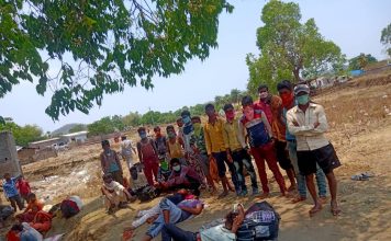 तेलंगाना और छत्तीसगढ़ के बॉर्डर पर फंसे हैं झारखंड के 30 मजदूर तेलंगाना और छत्तीसगढ़ के बॉर्डर पर तीन दिनों से झारखंड के 30 मजदूर फंसे हैं। सभी गढ़वा जिले के बताये जाते हैं। इनके सामने भुखमरी की स्थिति है।