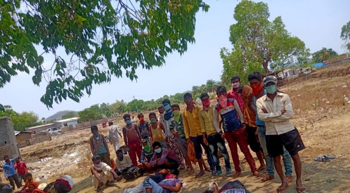 तेलंगाना और छत्तीसगढ़ के बॉर्डर पर फंसे हैं झारखंड के 30 मजदूर तेलंगाना और छत्तीसगढ़ के बॉर्डर पर तीन दिनों से झारखंड के 30 मजदूर फंसे हैं। सभी गढ़वा जिले के बताये जाते हैं। इनके सामने भुखमरी की स्थिति है।