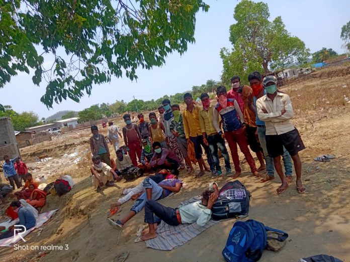 तेलंगाना और छत्तीसगढ़ के बॉर्डर पर तीन दिनों से झारखंड के 30 मजदूर फंसे हैं। सभी गढ़वा जिले के बताये जाते हैं। इनके सामने भुखमरी की स्थिति है।