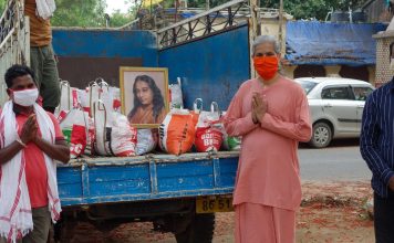 योगदा आश्रम ने दिया 15 हजार किलो खाद्यान्न और भी बहुत कुछ योगदा आश्रम ने दिया जरूरतमंदों के बीच 15 हजार किलो खाद्यान्न और साथ में रोजमर्रा की जरूरतों की कई चीजों का वितरण किया।