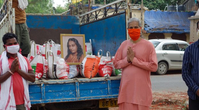 योगदा आश्रम ने दिया 15 हजार किलो खाद्यान्न और भी बहुत कुछ योगदा आश्रम ने दिया जरूरतमंदों के बीच 15 हजार किलो खाद्यान्न और साथ में रोजमर्रा की जरूरतों की कई चीजों का वितरण किया।