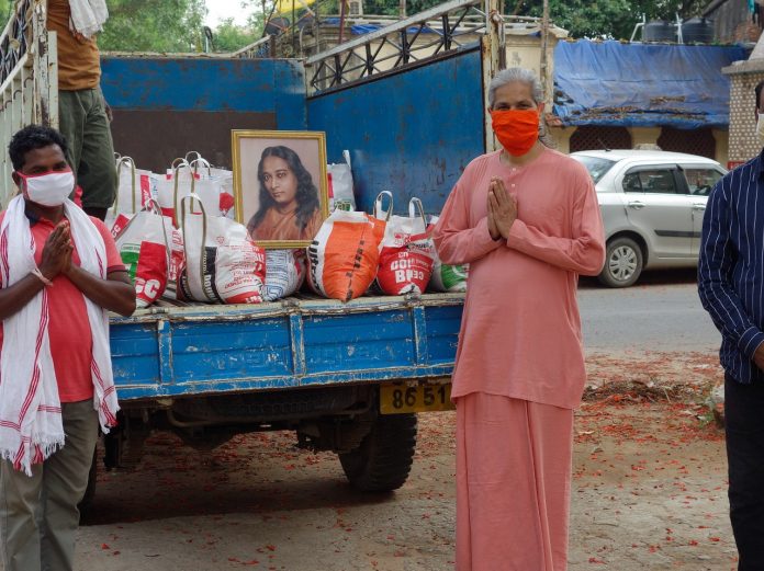 योगदा आश्रम ने दिया जरूरतमंदों के बीच 15 हजार किलो खाद्यान्न और साथ में रोजमर्रा की जरूरतों की कई चीजों का वितरण किया।