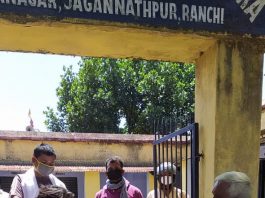 योगदा सत्संग आश्रम ने लाक डाउन-3 में अपने सेवा का दायरा बढ़ाया योगदा सत्संग आश्रम ने लाक डाउन-3 में अपने सेवा कार्य का दायरा बढ़ा दिया है। है। तीसरे चरण में पुलिसकर्मियों की भी आश्रम ने मदद की।