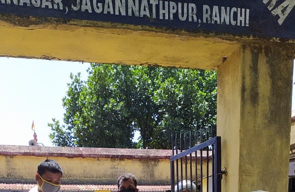योगदा सत्संग आश्रम ने लाक डाउन-3 में अपने सेवा का दायरा बढ़ाया योगदा सत्संग आश्रम ने लाक डाउन-3 में अपने सेवा कार्य का दायरा बढ़ा दिया है। है। तीसरे चरण में पुलिसकर्मियों की भी आश्रम ने मदद की।