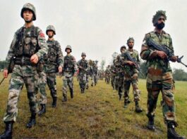 चीन वार के मूड में दिख रहा, पाकिस्तान में भी बढ़ी है हलचल चीन वार के मूड में दिख रहा है। भारत से जुड़ती सभी सीमाओं पर उसकी चौकसी देख कर यही आभास होता है। पड़ोसी पाकिस्तान में भी हलचल है।