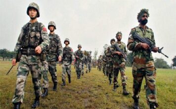 चीन वार के मूड में दिख रहा, पाकिस्तान में भी बढ़ी है हलचल चीन वार के मूड में दिख रहा है। भारत से जुड़ती सभी सीमाओं पर उसकी चौकसी देख कर यही आभास होता है। पड़ोसी पाकिस्तान में भी हलचल है।