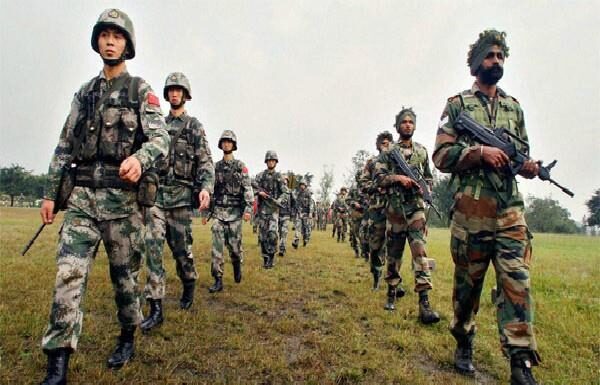चीन वार के मूड में दिख रहा, पाकिस्तान में भी बढ़ी है हलचल चीन वार के मूड में दिख रहा है। भारत से जुड़ती सभी सीमाओं पर उसकी चौकसी देख कर यही आभास होता है। पड़ोसी पाकिस्तान में भी हलचल है।