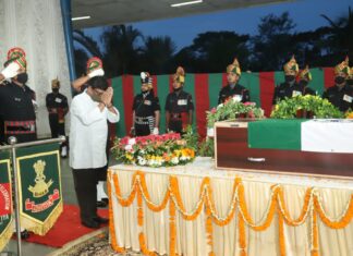 शहीदों के शव पहुंचे रांची और पटना एयरपोर्ट, दी गयी श्रद्धांजलि शहीदों के शव आज रांची और पटना पहंचे। रांची में राज्यपाल व मुख्यमंत्री हेमंत सोरेन ने श्रद्धांजलि दी। पटना में मुख्यमंत्री नीतीश कुमार ने श्रद्धांजलि दी।