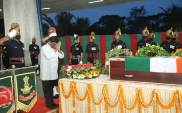 शहीदों के शव पहुंचे रांची और पटना एयरपोर्ट, दी गयी श्रद्धांजलि शहीदों के शव आज रांची और पटना पहंचे। रांची में राज्यपाल व मुख्यमंत्री हेमंत सोरेन ने श्रद्धांजलि दी। पटना में मुख्यमंत्री नीतीश कुमार ने श्रद्धांजलि दी।