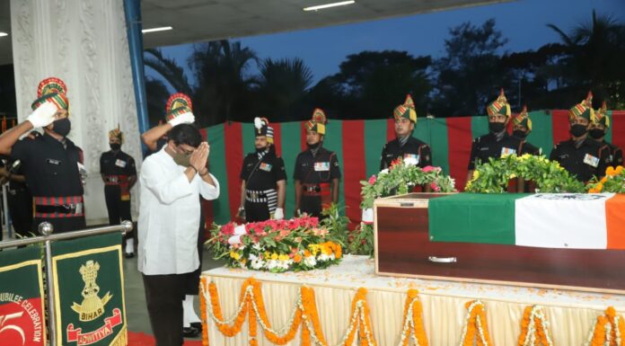 शहीदों के शव पहुंचे रांची और पटना एयरपोर्ट, दी गयी श्रद्धांजलि शहीदों के शव आज रांची और पटना पहंचे। रांची में राज्यपाल व मुख्यमंत्री हेमंत सोरेन ने श्रद्धांजलि दी। पटना में मुख्यमंत्री नीतीश कुमार ने श्रद्धांजलि दी।