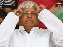 लालू यादव बिहार की राजनीति में आज भी अपरिहार्य क्यों हैं? लालू प्रसाद यादव बिहार की राजनीति में भूचाल लाना चाहते हैं। दिल्ली में बीमारी के नाम पर बैठ कर बिहार की राजनीति में उलट-फेर की वे कई चालें चल रहे हैं।