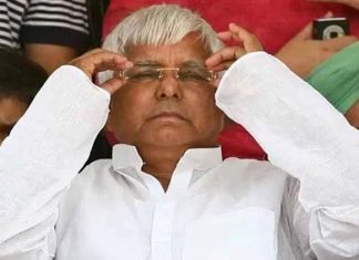 लालू यादव बिहार की राजनीति में आज भी अपरिहार्य क्यों हैं? लालू प्रसाद यादव बिहार की राजनीति में भूचाल लाना चाहते हैं। दिल्ली में बीमारी के नाम पर बैठ कर बिहार की राजनीति में उलट-फेर की वे कई चालें चल रहे हैं।