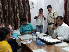 मास्क लगाए बिना DM ने की बैठक की, उड़ाई निर्देश की धज्जियां मास्क लगाए बिना नवादा के DM यशपाल मीणा ने बैठक की। यह केंद्रीय गृह मंत्रालय और बिहार सरकार के निर्देशों का सरासर उल्लंघन है।