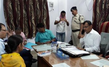 मास्क लगाए बिना DM ने की बैठक की, उड़ाई निर्देश की धज्जियां मास्क लगाए बिना नवादा के DM यशपाल मीणा ने बैठक की। यह केंद्रीय गृह मंत्रालय और बिहार सरकार के निर्देशों का सरासर उल्लंघन है।