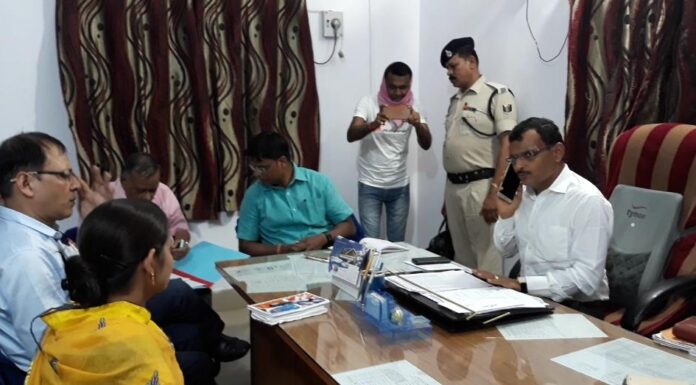 मास्क लगाए बिना DM ने की बैठक की, उड़ाई निर्देश की धज्जियां मास्क लगाए बिना नवादा के DM यशपाल मीणा ने बैठक की। यह केंद्रीय गृह मंत्रालय और बिहार सरकार के निर्देशों का सरासर उल्लंघन है।