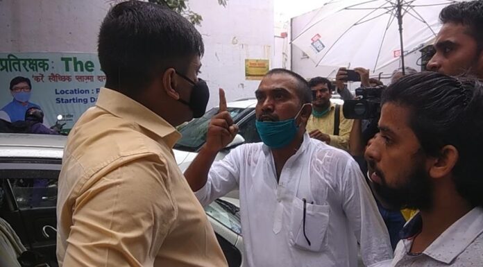 लालू से मिलने आए तेज प्रताप के काफिले से सड़क जाम लालू प्रसाद यादव से मिलने आए उनके बड़े बेटे तेज प्रताप के कार्यकर्ताओं और आम जनता के बीच सड़क जाम को लेकर नोक-झोक और हाथापाई हुई।