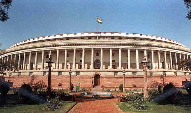किसान बिल: राज्यसभा से निलंबित हुए आठ विपक्षी सांसद, उपसभापति ने रोकी कार्यवाही संसद भवन