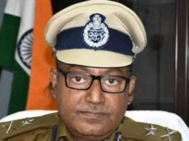बिहार में कोराना ने एक वरीय पुलिस अफसर की जान ले ली बिहार में कोराना ने एक वरीय पुलिस अफसर की जान ले ली। बिहार में अब तक कोरोना से 991 मौतें हो चुकी हैं।