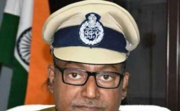 बिहार में कोराना ने एक वरीय पुलिस अफसर की जान ले ली बिहार में कोराना ने एक वरीय पुलिस अफसर की जान ले ली। बिहार में अब तक कोरोना से 991 मौतें हो चुकी हैं।