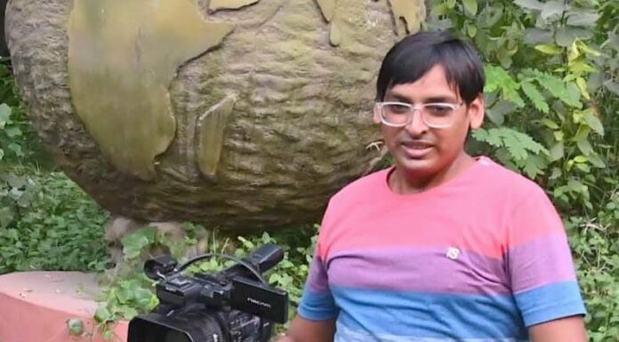 संदीप कुमार दुबे केवल पीएच.डी. शोधार्थी नहीं, अच्छे फिल्मकार भी हैं संदीप कुमार दुबे केवल पीएच.डी. शोधार्थी नहीं हैं अपितु शोधार्थी के साथ फिल्मकार भी हैं। वे दृष्टि संपन्न फिल्में भी बनाते हैं।